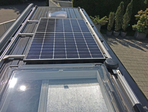 Solaranlage Camper Van an Dachträger montieren