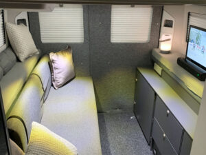 Lounge mit Staukasten unter Hubbett im 640 SGX