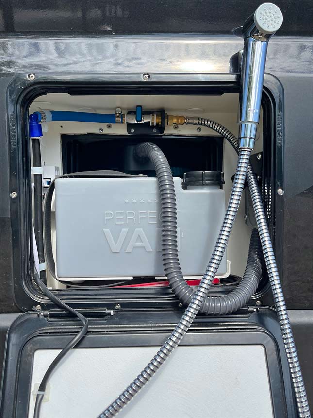 Perfect Van TTT - Aussendusche fertig eingebaut in Adria 640 SGX