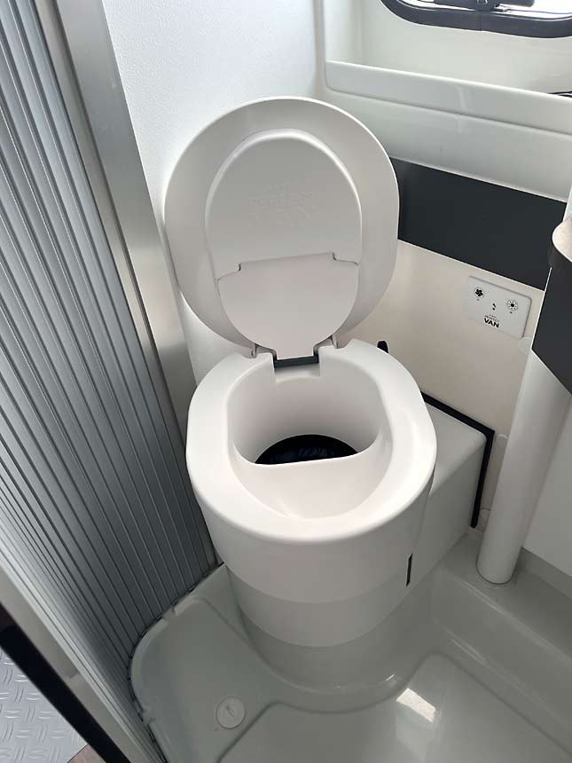 Perfect Van TTT - fertig eingebaut in Adria 640 SGX
